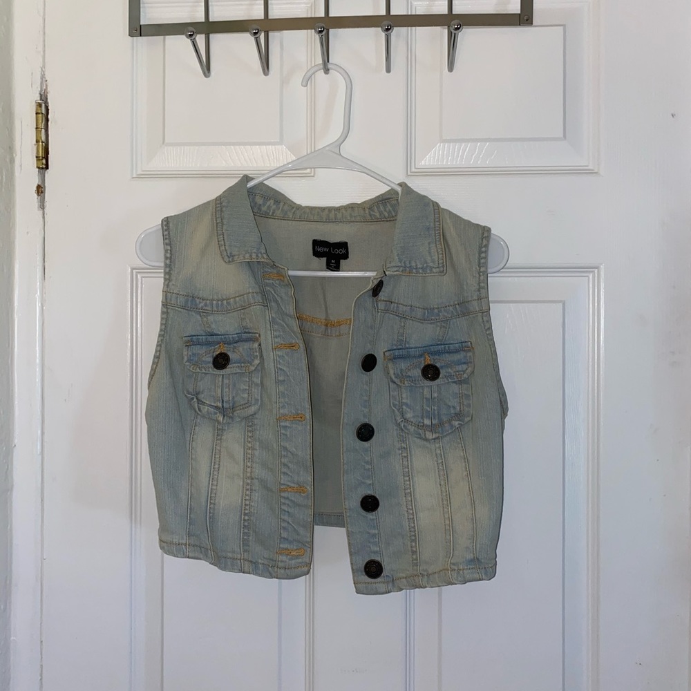 Crop sleeveless denim jacket